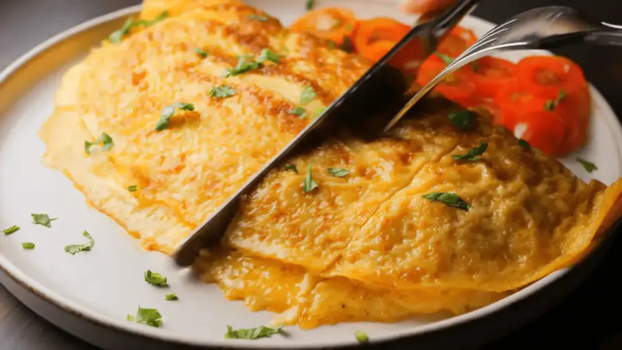 How to Make the Perfect Cheesy Veggie Omelette